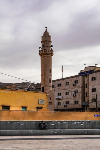 Вади Муса Иордания Мужчина Сидит Один Общественной Площади Минаретом Мечети — стоковое фото