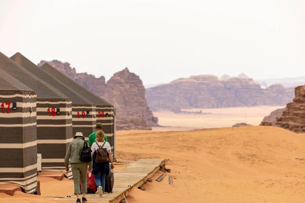Wadi Rum Jordan Egy Anya Lánya Turista Pár Sétál Sétányon — Stock Fotó