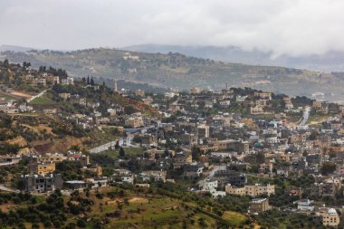 Ajloun, Ürdün Jarash yolunda sisli bir tepe.