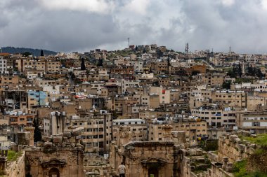 Jarash, Ürdün Gerasa olarak bilinen ünlü Greko-Romen Jarash arkeolojik alanı ve şehrin ufuk çizgisi..