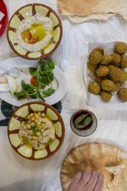 Amman, Jordan Humus, Fsalafel, ekmek ve naneli çay ile bir orta doğu yemeği..