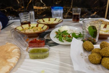Amman, Jordan Humus, Fsalafel, ekmek ve naneli çay ile bir orta doğu yemeği..