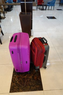 Amman, Ürdün 21 Mart 2023 Bir otel lobisinde gezgin çantası.