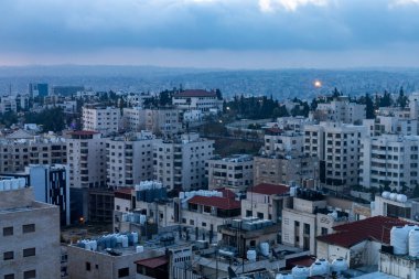 Amman, Ürdün Şehir şafakta ufuk çizgisi.