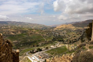 Kerak, Ürdün, 1140lerde inşa edilen Kerak Kalesi 'nin tahkim edilmiş duvarı ve manzarası..