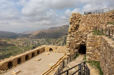 Kerak, Ürdün, 1140lerde inşa edilen Kerak Kalesi 'nin tahkim edilmiş duvarı ve manzarası..