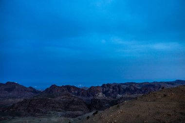 Petra, Ürdün Petra dağları üzerinde bir gece manzarası.