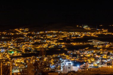 Vadi Musa, Ürdün Tepelerdeki Petra şehrinin gece manzarası.