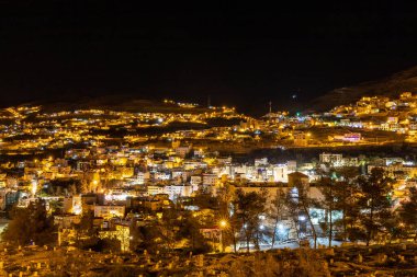Vadi Musa, Ürdün Tepelerdeki Petra şehrinin gece manzarası.