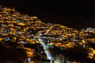 Vadi Musa, Ürdün Tepelerdeki Petra şehrinin gece manzarası.