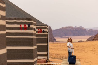 Wadi Rum, Jordan, çöl kampında bir kadın turist..