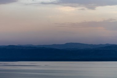 Ölü Deniz, Ürdün. Gün batımında Ürdün 'den İsrail' e bakan Ölü Deniz manzarası..