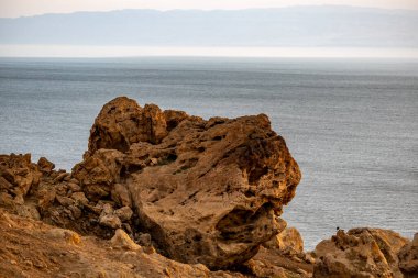 Ölü Deniz, Ürdün. Gün batımında Ürdün 'den İsrail' e bakan Ölü Deniz manzarası..