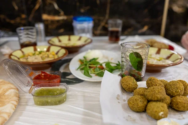 约旦安曼中东餐 有鹰嘴豆 意大利面 面包和薄荷茶 — 图库照片