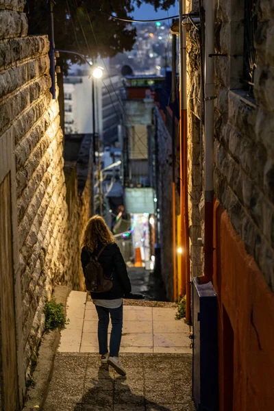 Amman Jordan Woman Tourist Explores Narrow Back Alleys Capital Night — Stock Photo, Image