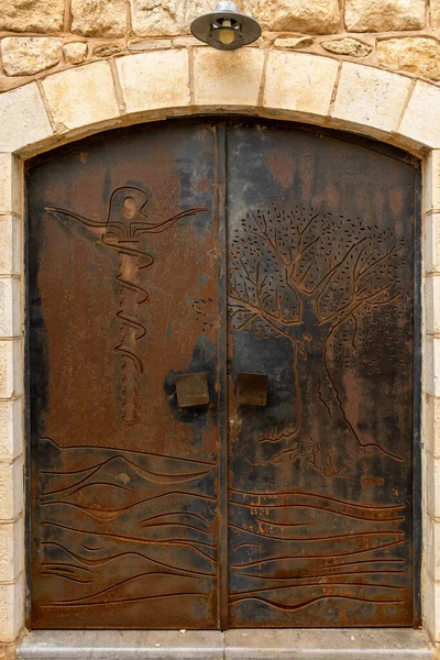 Гора Нево Иордания Ржавая Металлическая Дверь Горе Нево Символами Древа — стоковое фото