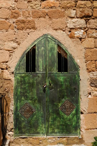 ケラックヨルダンケラック城の中世の緑の銅の扉 — ストック写真