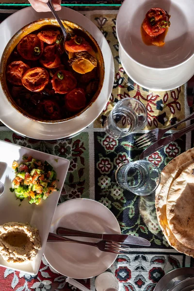 Petra Jordânia Uma Mesa Jantar Cheia Comida Oriente Médio — Fotografia de Stock