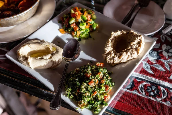 Petra Jordânia Uma Mesa Jantar Cheia Comida Oriente Médio — Fotografia de Stock