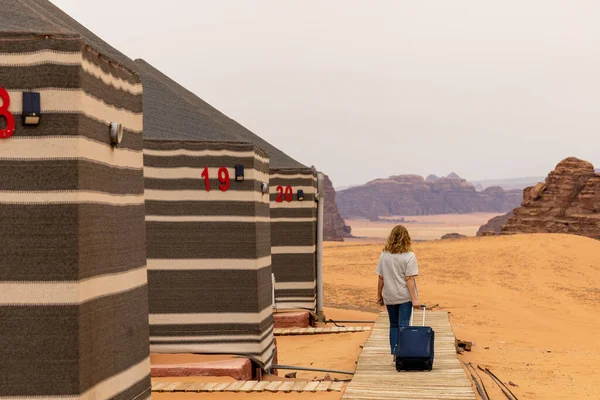 Wadi Rum Jordan Egy Női Turista Sétál Egy Sétányon Egy — Stock Fotó