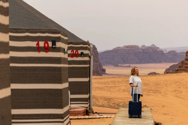 Wadi Rum Jordan Egy Női Turista Sétál Egy Sétányon Egy — Stock Fotó