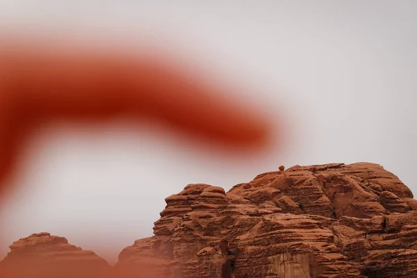 Wadi Rum Jordânia Dedo Indicador Aponta Para Uma Rocha Numa — Fotografia de Stock