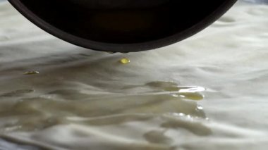 Bir aşçı akşam yemeği için tereyağlı filo pastası kullanır.. 
