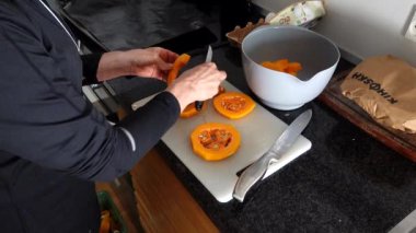 Bir aşçı tereyağlı ezmeyi yemek için ayırır.. 