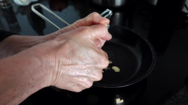Kucharz Używa Prasy Czosnku Kuchni — Wideo stockowe