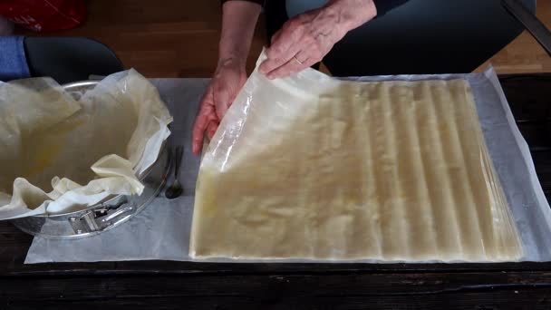 Ein Koch Verwendet Butterfiloteig Einen Ofenkuchen Für Das Abendessen Zuzubereiten — Stockvideo
