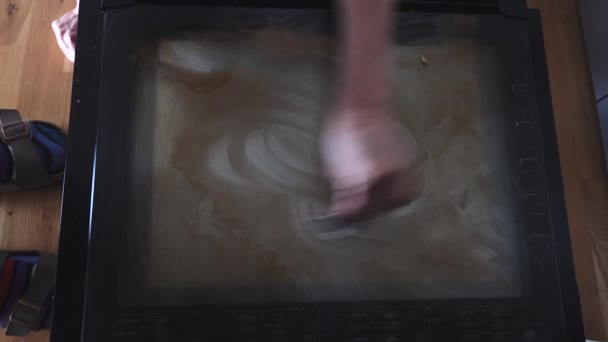 厨房里的人用烘焙粉 柠檬汁和铝箔擦拭烤箱 — 图库视频影像