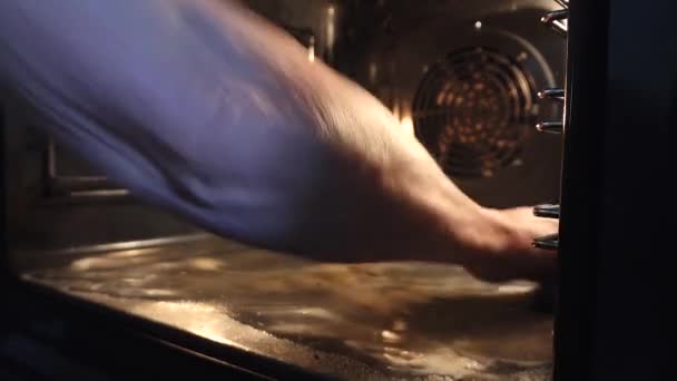 Člověk Kuchyni Čistí Troubu Práškem Pečiva Citrónovou Šťávou Fólií — Stock video