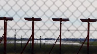 Kopenhag, Danimarka Kastrup havaalanında bir jet yolcu uçağı havalanıyor..