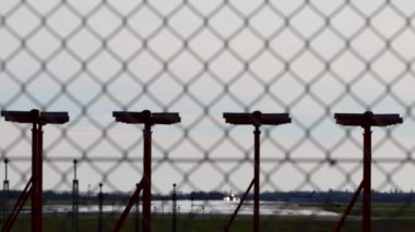 Kopenhag, Danimarka Kastrup havaalanında bir jet yolcu uçağı havalanıyor..