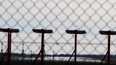 Kopenhag, Danimarka Kastrup havaalanında bir jet yolcu uçağı havalanıyor..