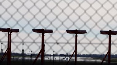 Kopenhag, Danimarka Kastrup havaalanında bir jet yolcu uçağı havalanıyor..