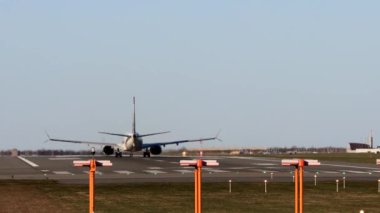 Kopenhag, Danimarka Kastrup havaalanında bir jet yolcu uçağı havalanıyor..