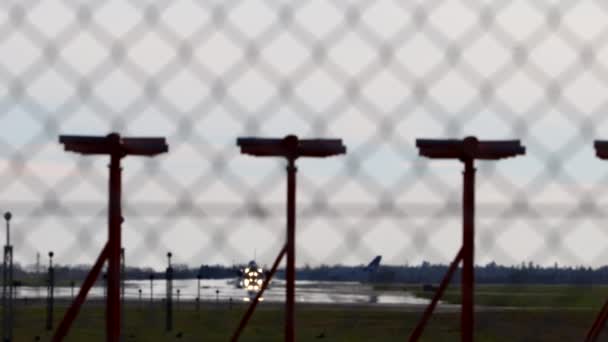 丹麦哥本哈根 卡斯特鲁普机场跑道上的一架喷气式客机起飞 — 图库视频影像