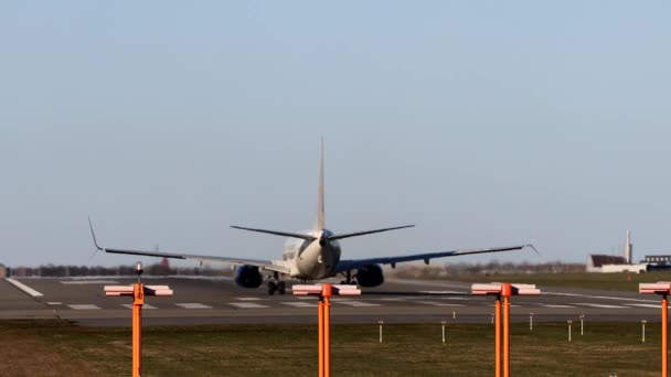 デンマークのコペンハーゲンカストルプ空港の滑走路にあるジェット旅客機が離陸します — ストック動画
