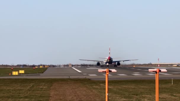 Kopenhaga Dania Samolot Pasażerski Odrzutowy Pasie Startowym Lotnisku Kastrup Startuje — Wideo stockowe