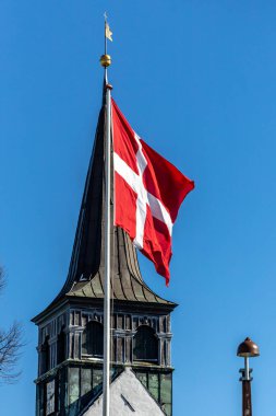 Dragor, Danimarka Magleby Kilisesi 'nin önünde ya da Dragor bölgesinde Magleby Kirke Mağazası' nda Danimarka bayrağı asılı duruyor..