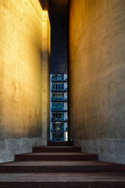 Kopenhag, Danimarka şehir merkezindeki Gemini binasında küçük bir geçit..