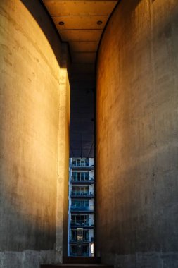 Kopenhag, Danimarka şehir merkezindeki Gemini binasında küçük bir geçit..