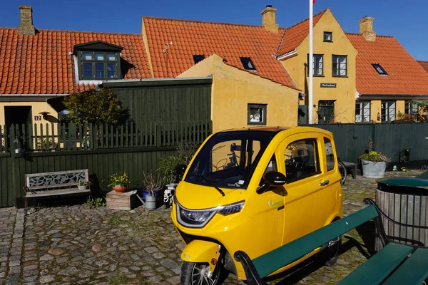 Dragor Dänemark Ein Kleines Zugfahrzeug Steht Vor Einem Hübschen Und — Stockfoto