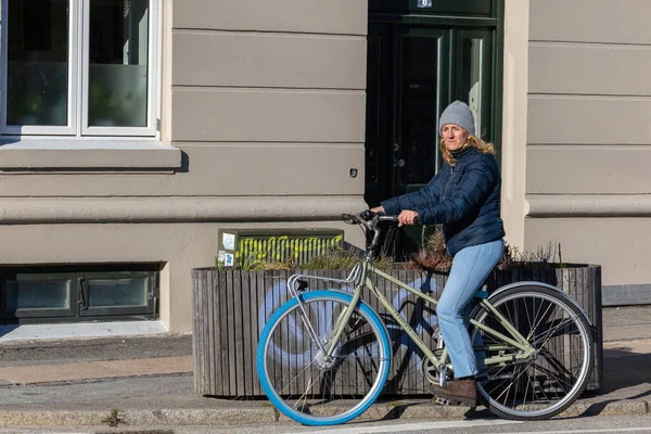 Copenhagen Dania Duńska Kobieta Jeździ Rowerze — Zdjęcie stockowe