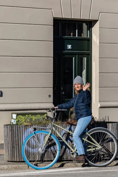 Kopenhaga Dania Duńska Kobieta Jeździ Rowerze Falach — Zdjęcie stockowe
