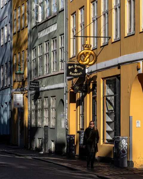 Copenhague Dinamarca Una Mujer Caminando Por Una Calle Emblemática Centro —  Fotos de Stock