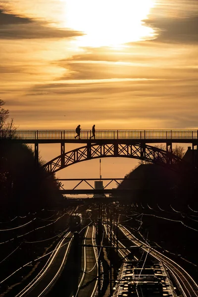 丹麦哥本哈根卡尔斯堡高架桥 1899年建成的钢桥 日落时的铁轨 — 图库照片