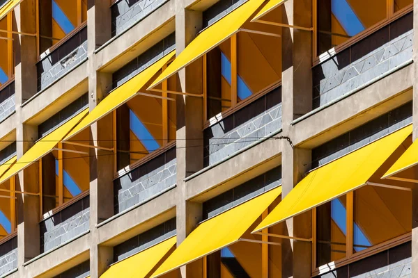 Copenhague Dinamarca Edifício Escritórios Com Toldos Amarelos Sobre Janelas Para — Fotografia de Stock