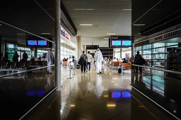 Amman Jordan Człowiek Ubrany Arabską Odzież Przechodzi Przez Terminal — Zdjęcie stockowe